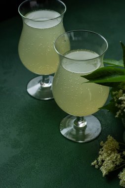 Karbonatlı mürver çiçeği içeceği. Gözlüklü yaz kvass 'ı. Köpüklü ev yapımı hugo sarısı su.