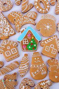 Beyaz şeker jöleli zencefilli ev. Yemek arkaplanı. Noel ağacı kurabiyeleri. Kış tatlısı