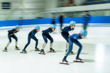 Buz pateni. Buz pateni. Buz arenasındaki çocuklar. Skates Sport çocuk takımı. Ukrayna, Kyiv - 7 Mart 2025.