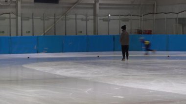 Buz pateni. Buz pateni. Buz arenasındaki çocuklar. Skates kış sporu çocuğu. Erkek çocukları eğitimi. Ukrayna, Kyiv - 7 Mart 2025
