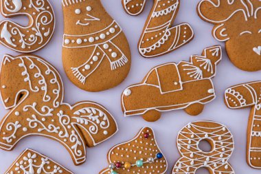 Beyaz şeker jöleli zencefilli kek. Yemek arkaplanı. Noel ağacı kurabiyeleri. Araba şekli