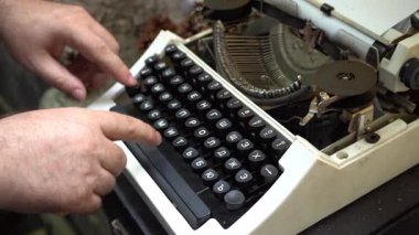 Eski daktilo. El yazması Retro makine tipi