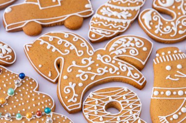 Beyaz şeker jöleli zencefilli kek. Yemek arkaplanı. Noel ağacı kurabiyeleri. At şekli