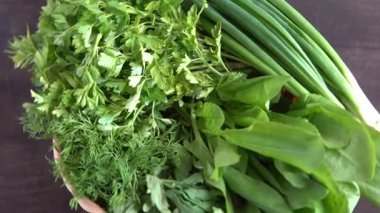 Yeşil soğan, ıspanak, maydanoz ve dereotu. Vitamin yiyeceği. Salata için sebze hazırlayın. Farklı yapraklar ayarla