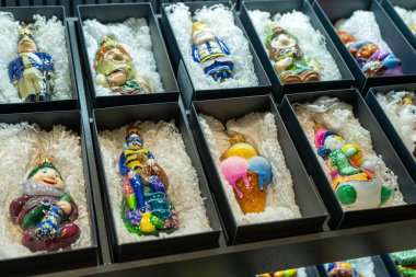 Cam Noel oyuncakları bir kutuda duruyor. Noel süslü ambalaj. Farklı toplar ayarla.