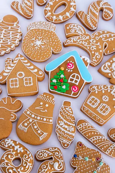 Beyaz şeker jöleli zencefilli ev. Yemek arkaplanı. Noel ağacı kurabiyeleri. Kış keki