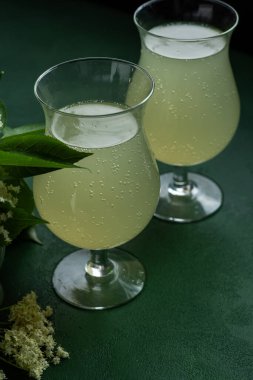 Karbonatlı mürver çiçeği içeceği. Gözlüklü yaz kvass 'ı. Köpüklü ev yapımı soğuk su.