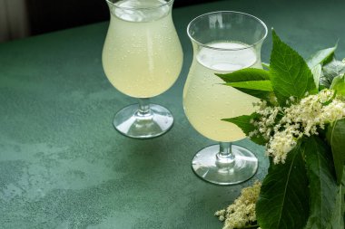 Karbonatlı mürver çiçeği içeceği. Gözlüklü yaz kvass 'ı. Ev yapımı köpüklü hugo suyu. Siyah mürver yemeği.