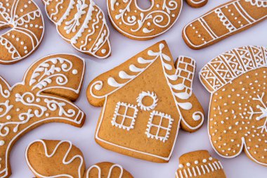 Beyaz şeker jöleli zencefilli kek. Yemek arkaplanı. Noel ağacı kurabiyeleri. Ev şekli