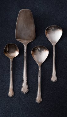 Zarif Silver Serving Utensils Set. Siyah arka planda farklı kaşıklar. Tatlı küreği.