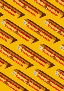 Toblerone marka çikolata ambalajı. İsviçre Mondelez çikolatası sarı arka plan manzaralı. Ukrayna, Kyiv - 4 Kasım 2024