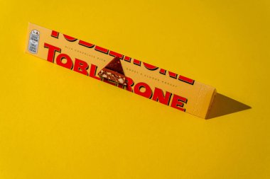 Toblerone marka çikolata ambalajı. İsviçre Mondelez şekeri. Sarı paket arka planı. Ukrayna, Kyiv - 4 Kasım 2024.