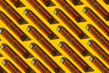 Toblerone marka çikolata ambalajı. İsviçre Mondelez çikolata arka planı. Bal ve badem aromalı. Ukrayna, Kyiv - 4 Kasım 2024