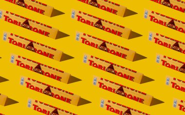 Toblerone marka çikolata ambalajı. İsviçre Mondelez şekeri. Sarı paket arka planı. Üst görüntü düzeni ayarlandı. Ukrayna, Kyiv - 4 Kasım 2024.