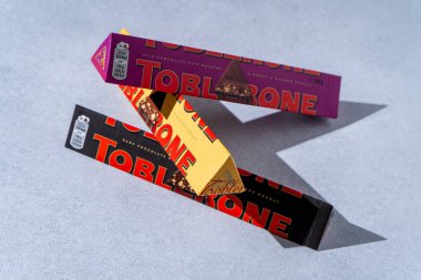 Toblerone marka çikolata ambalajı. İsviçre Mondelez tatlı çikolata arka planı. Üç farklı tat. Ukrayna, Kyiv - 4 Kasım 2024
