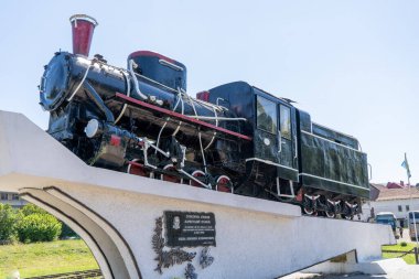 Carpathian tramvayı. Dar çaplı bir demiryolunda buharlı lokomotif. Eski nakliye anıtı. Ukrayna, Vyhoda - 14 Ağustos 2024