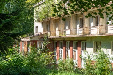19. yüzyıl sanatoryumunun terk edilmiş eski binası. Kırık camlı ve balkonlu ev mimarisi. Ukrayna, Truskavetler.