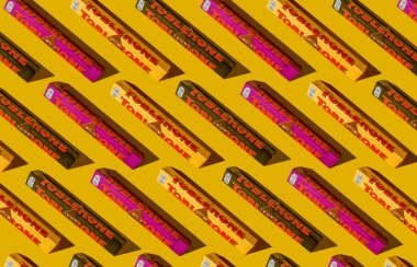 Toblerone marka çikolata ambalajı. İsviçre Mondelez çikolata arka planı. Üç farklı aromalı üst görünüm. Ukrayna, Kyiv - 4 Kasım 2024