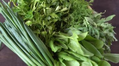 Yeşil soğan, ıspanak, maydanoz ve dereotu. Vitamin yiyeceği. Salata için sebze hazırlayın. Farklı yapraklar ayarla