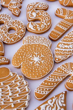 Beyaz şeker jöleli zencefilli kek. Yemek arkaplanı. Noel ağacı kurabiyeleri. Mitten şekli