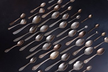 Koyu Arkaplanda Eski Gümüş Kaşıklar Düzenleme