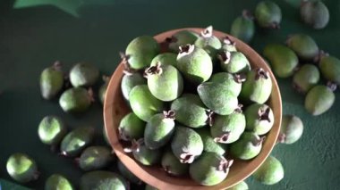 Fayjoa yeşil meyve kasesi. Guava