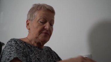 Yaşlı bir kadın çiğniyor. Büyükannem yemek yiyor. Yüzü yakın plan. Büyükanne kahve içiyor. Yiyecek.