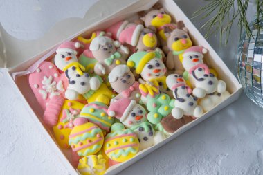 Noel şekerlemeleri. Hediye kutusunda kış şekeri. Aralık 'ta tatlı yemek