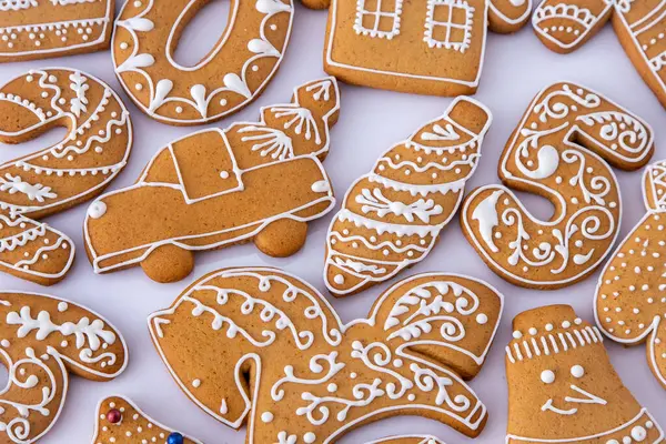 Beyaz şeker jöleli zencefilli kek. Yemek arkaplanı. Noel ağacı kurabiyeleri. Farklı şekiller belirle