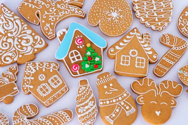 Beyaz şeker jöleli zencefilli ev. Yemek arkaplanı. Noel ağacı kurabiyeleri. Kış tatlı