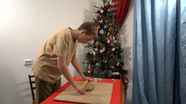 Masada Para Yuvarlayan Çocuk. Mutfakta Gençlik Aşçılığı. Kurabiye pişirme