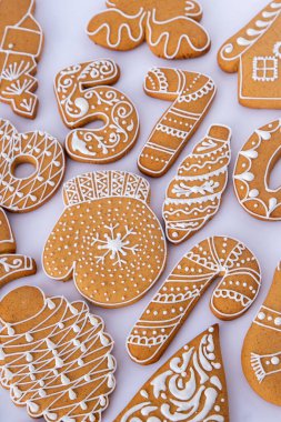 Beyaz şeker jöleli zencefilli kek. Yemek arkaplanı. Noel ağacı kurabiyeleri. Kış tatili şekli