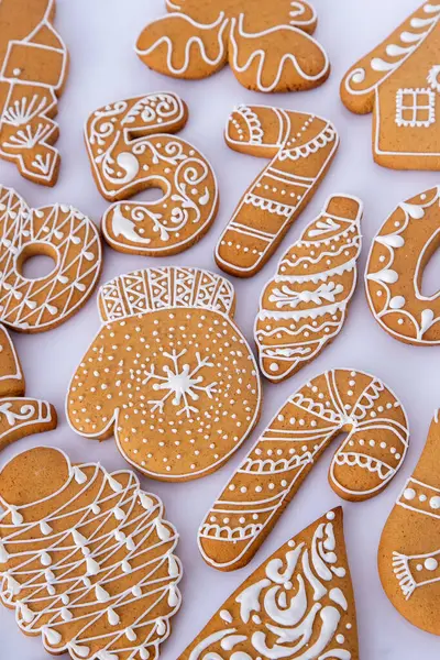 Beyaz şeker jöleli zencefilli kek. Yemek arkaplanı. Noel ağacı kurabiyeleri. Kış tatili şekli