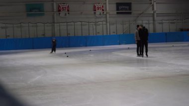 Buz pateni. Buz pateni. Buz arenasındaki çocuklar. Skates kış sporu çocuğu. Ufaklık. Ukrayna, Kyiv - 7 Mart 2025