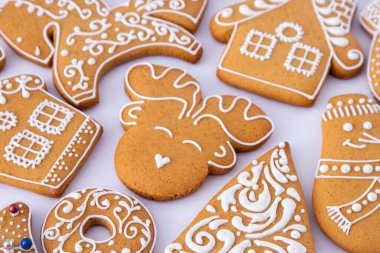 Beyaz şeker jöleli zencefilli kek. Yemek arkaplanı. Noel ağacı kurabiyeleri. Ren geyiği şekli