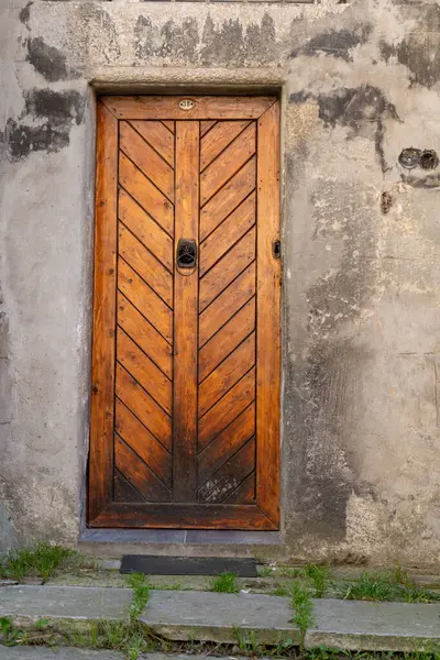 Yıpranmış Taş Duvarın Üzerinde Eski Ahşap Kapı.