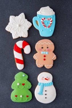 Zencefilli Noel ağacı kurabiyesi seti. Kış pişirme