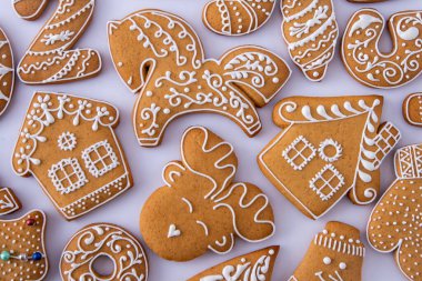 Beyaz şeker jöleli zencefilli kek. Yemek arkaplanı. Noel ağacı kurabiyeleri. Evler farklı şekillerde. Ev bankacılığı