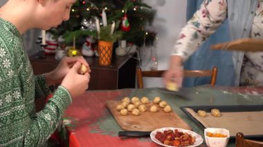 Çocuk bademli kurabiye ve turta yapıyor. Mangır çıkarıyorum. Ergen, büyükannenin Noel için yemek yapmasına yardım ediyor. Ev mutfağında pişirme.