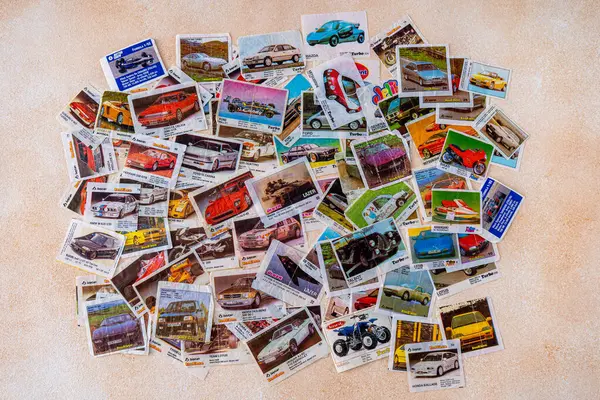 Sakızdan bulaşmış. Turbo bombardıman uçağı. Eski arabaların fotoğrafları. Şeker ambalajı koleksiyonu. Arka planı ayarla. Ukrayna, Kyiv - 14 Mayıs 2025.