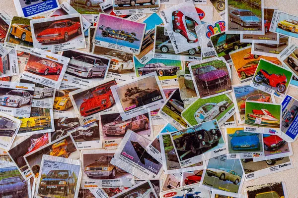 Sakızdan bulaşmış. Turbo bombardıman uçağı. Eski arabaların fotoğrafları. Şeker ambalajı koleksiyonu. Arabanın arka planını ayarla. Ukrayna, Kyiv - 14 Mayıs 2025.