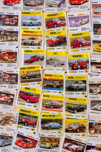 Sakızdan bulaşmış. Turbo bombardıman uçağı. Eski arabaların fotoğrafları. Şeker ambalajı koleksiyonu. Grup arka planını ayarla. Ukrayna, Kyiv - 14 Mayıs 2025.