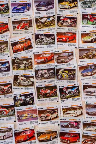 Sakızdan eklenmiş. Turbo bombardıman uçağı. Eski arabaların fotoğrafları. Şeker ambalajı koleksiyonu. Arka planı ayarla. Ukrayna, Kyiv - 14 Mayıs 2025.