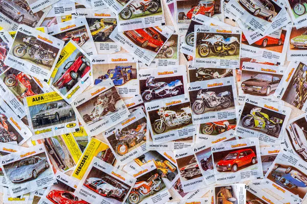 Sakızdan bulaşmış. Turbo bombardıman uçağı. Eski arabaların fotoğrafları. Şekerleme ambalajı koleksiyonu. Arka planı ayarla. Ukrayna, Kyiv - 14 Mayıs 2025.