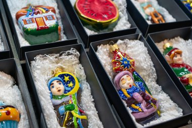 Cam Noel oyuncakları bir kutuda depolanmış. Noel süslü ambalaj. Farklı toplar ayarla.