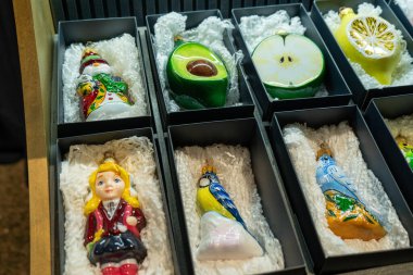 Cam Noel oyuncakları bir kutuda depolanmış. Noel süslü ambalaj. Farklı eski topları ayarla.