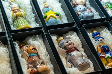 Cam Noel oyuncakları bir kutuda depolanmış. Noel süslü ambalaj. Farklı toplar koleksiyonunu ayarla.