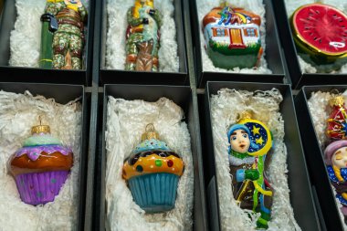 Cam Noel oyuncakları bir kutuda depolanmış. Noel süslü ambalaj. Farklı toplar ayarla.