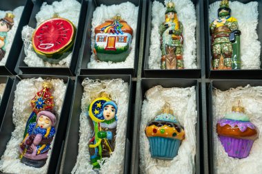 Cam Noel oyuncakları bir kutuda depolanmış. Noel süslü ambalaj. Farklı toplar ayarla.