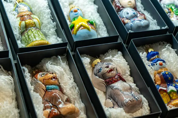 Cam Noel oyuncakları bir kutuda depolanmış. Noel süslü ambalaj. Farklı toplar koleksiyonunu ayarla.